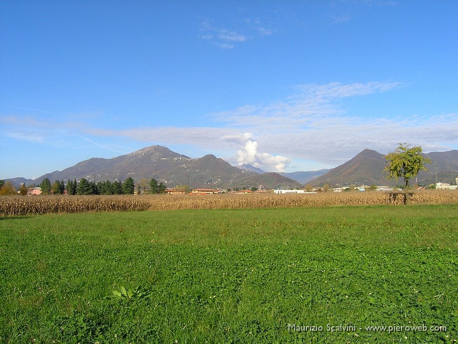 02 Linzone, Resegone e Ubione dalla piana di Almè.JPG